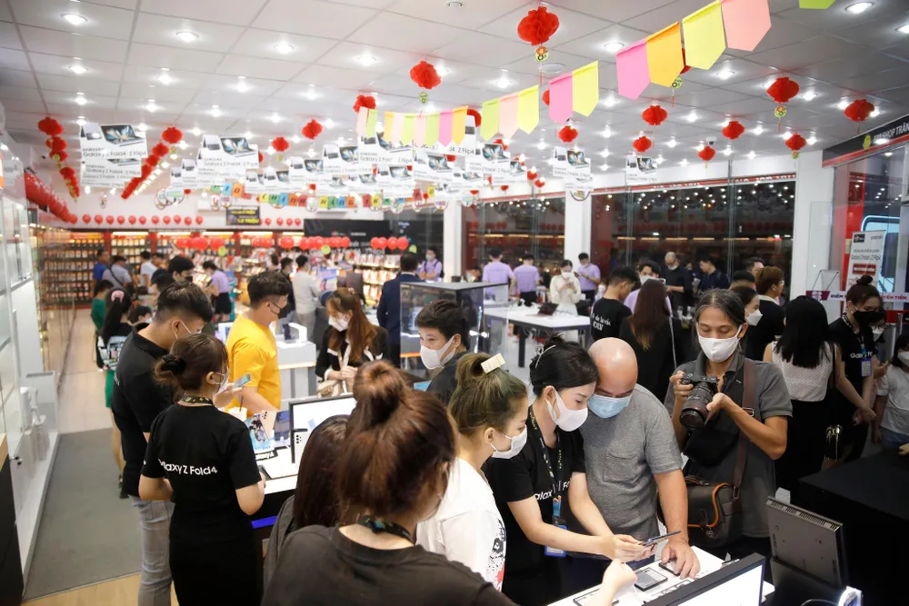 Lượng khách đến nhận và trải nghiệm sản phẩm khá đông đúc mặc dù trời mưa. Ảnh: TIỂU MINH