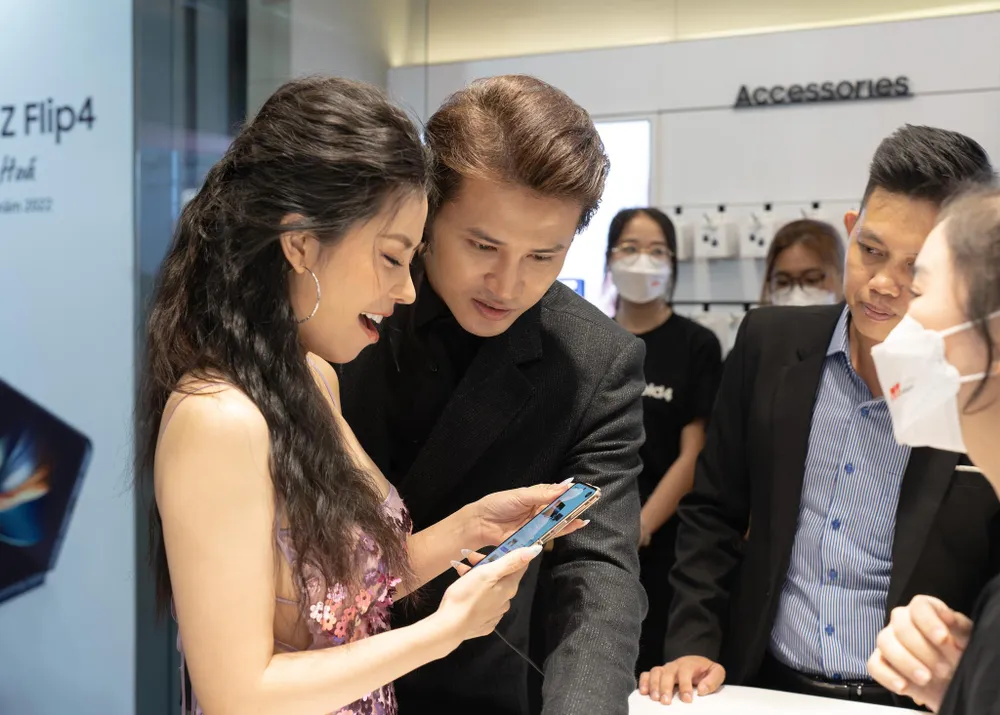 Người dùng nhận máy sớm và trải nghiệm tại MT Smart. Ảnh: TIỂU MINH