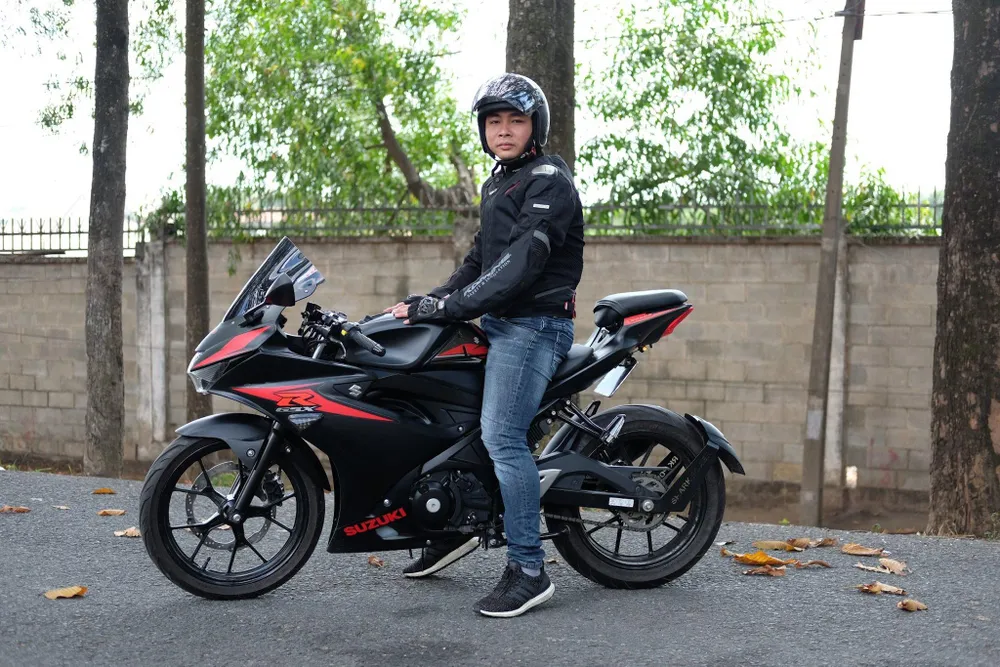 Mặc đồ phù hợp khi di chuyển xa. Ảnh: TIỂU MINH