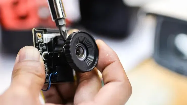 Khi phát hiện camera quay lén, bạn hãy báo lễ tân và đổi khách sạn khác. Ảnh: Moment