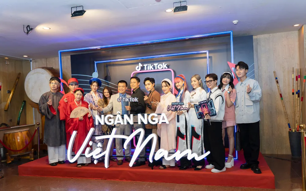 Quảng bá du lịch bằng âm nhạc truyền thống. Ảnh: TIỂU MINH