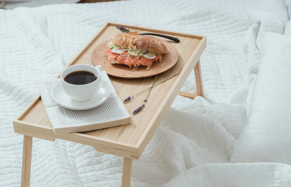 uong-ca-phe-kem-thuc-an Uống cà phê kèm thức ăn sẽ giúp giảm các triệu chứng khó chịu. Ảnh: Pexels