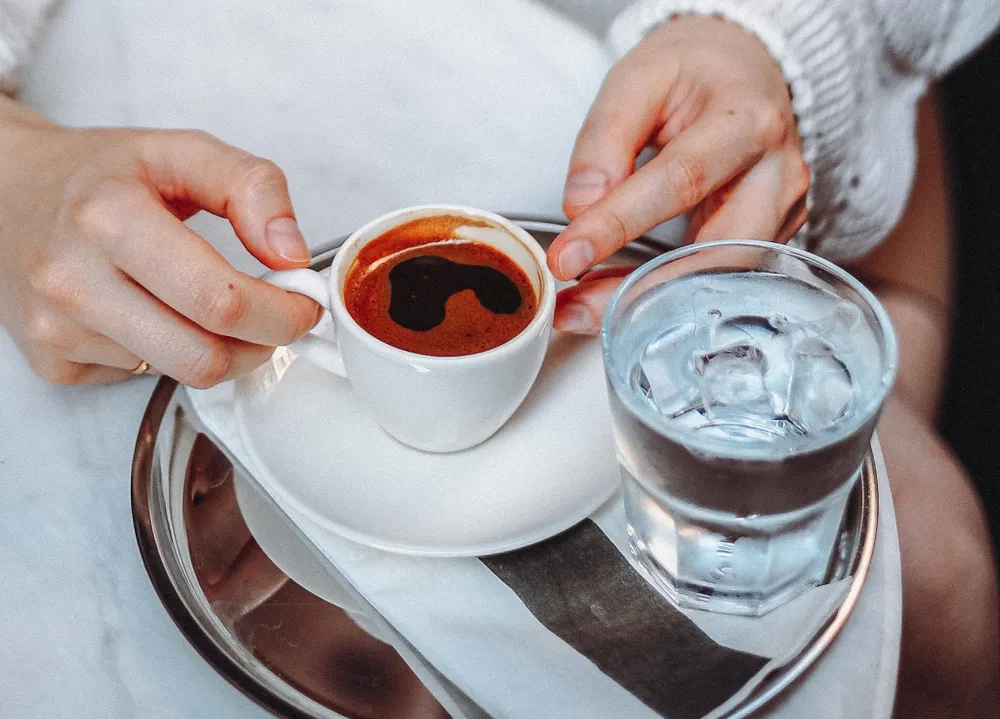 uong-ca-phe-buoi-sang Uống cà phê khi bụng đói sẽ gây ra tác dụng gì? Ảnh: Pexels