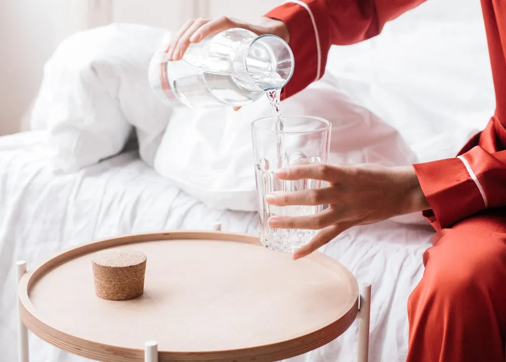 Nhiều người thường xuyên không uống đủ nước mỗi ngày. Ảnh: Pexels