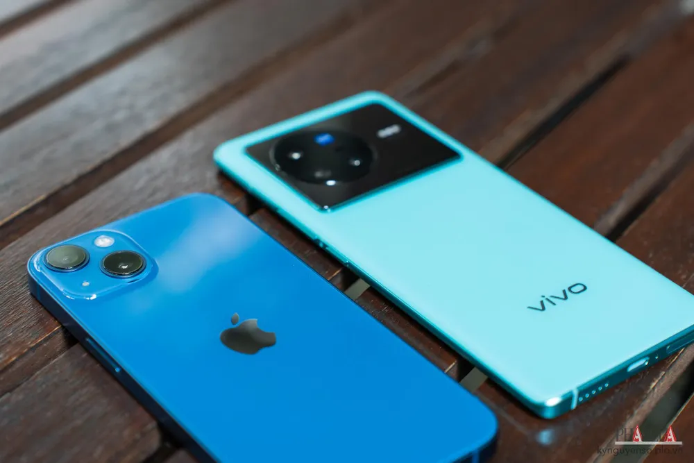 iPhone lần đầu chiếm hơn 50% thị phần tại Mỹ. Ảnh: TIỂU MINH