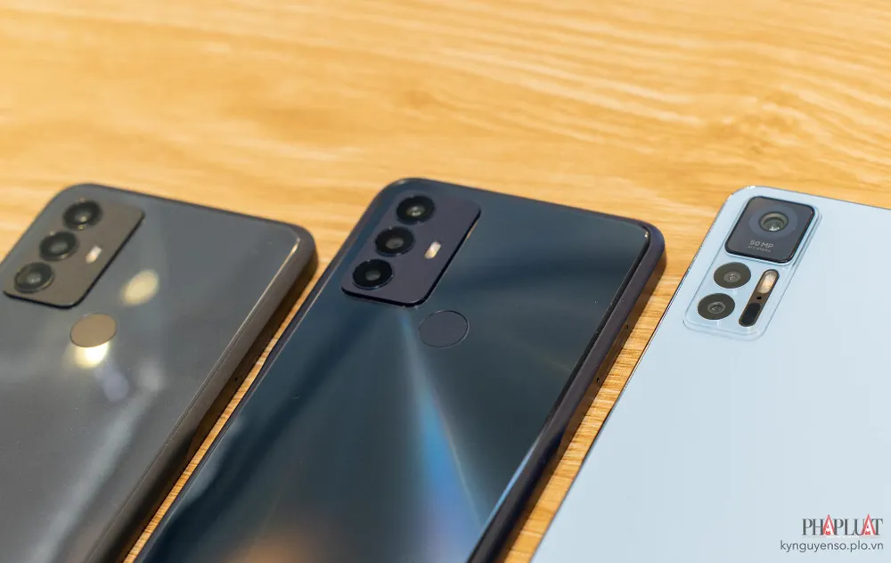 Bộ 3 mẫu smartphone TCL giá rẻ, từ trái qua TCL 305, 30SE và 30+. Ảnh: TIỂU MINH