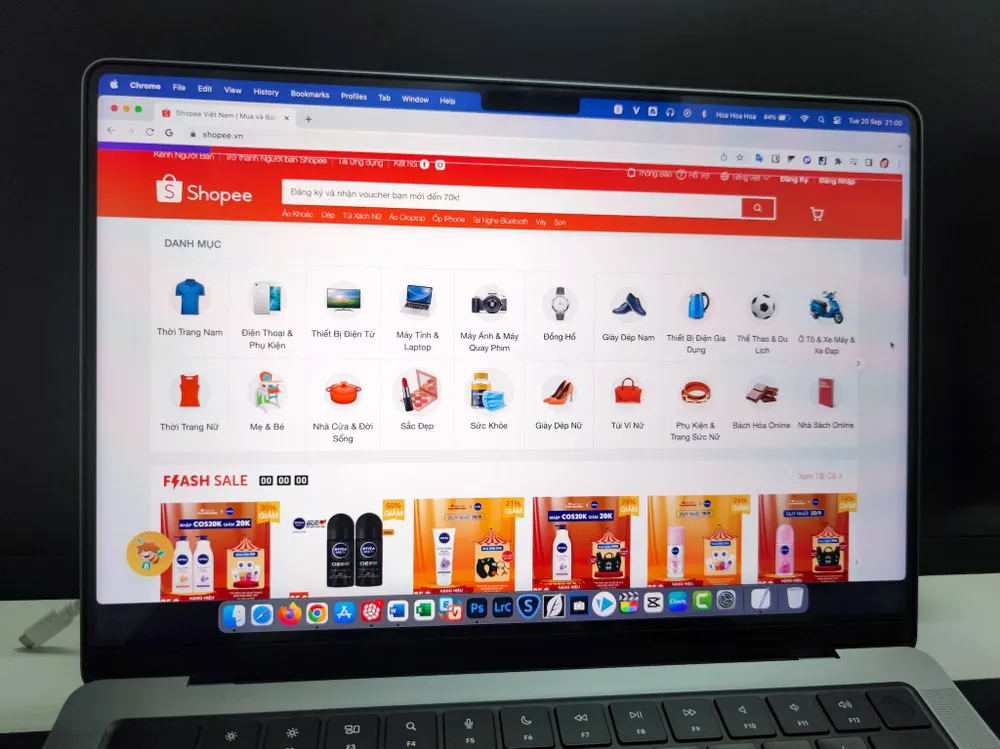 mua-sam-qua-mang Mua sắm qua mạng là phương thức được nhiều người lựa chọn. Ảnh: TIỂU MINH