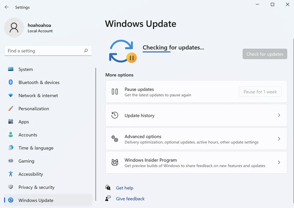 Quá trình tải về các bản cập nhật trên Windows 11. Ảnh: TIỂU MINH 