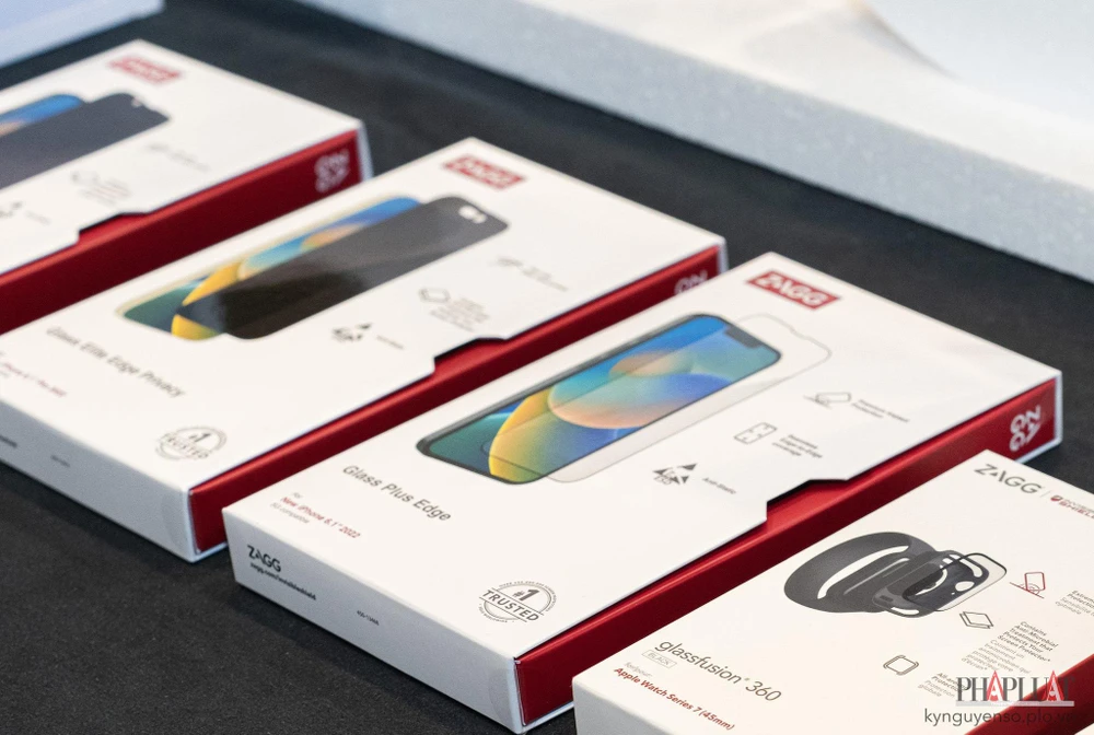 Dán hình cao cấp hỗ trợ nhiều công nghệ như chống vân tay, kháng khuẩn, hạn chế trầy xước... Ảnh: TIỂU MINH