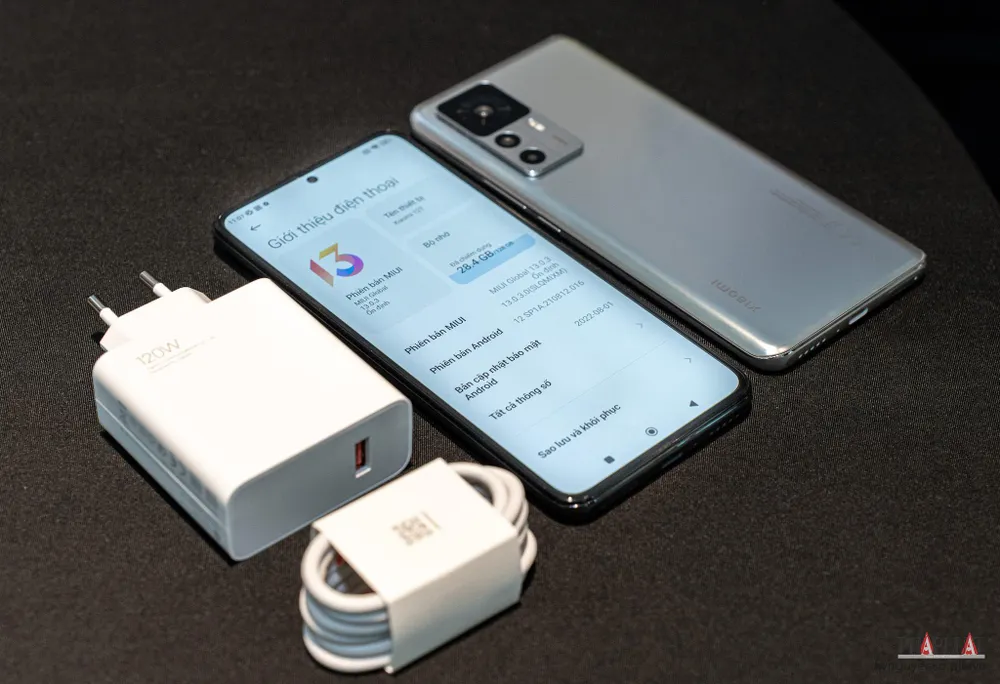 Sạc nhanh 120 W được tặng kèm trong hộp. Ảnh: TIỂU MINH