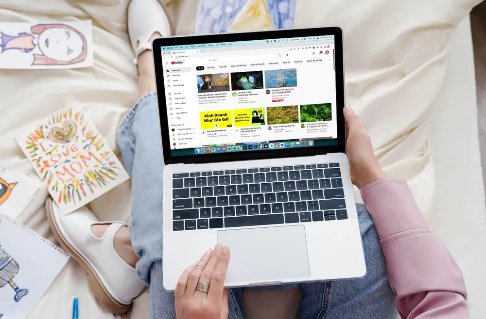 Sử dụng YouTube trên MacBook. Ảnh: Canva/MINH HOÀNG