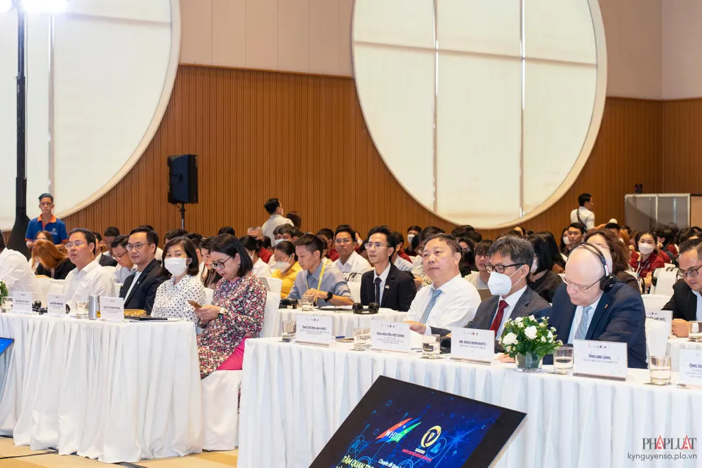 Ông Dương Anh Đức và đại diện các sở ban ngành tham gia sự kiện. Ảnh: TIỂU MINH