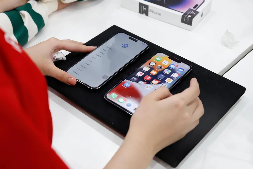 iPhone mới được bán ra không kèm cục sạc. Ảnh: TIỂU MINH