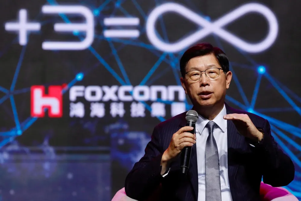 liu young-way-foxconn Liu Young-way, chủ tịch và giám đốc điều hành của Foxconn Technology Group, phát biểu tại buổi ra mắt các nguyên mẫu xe điện mới của công ty. Ảnh: EPA-EFE