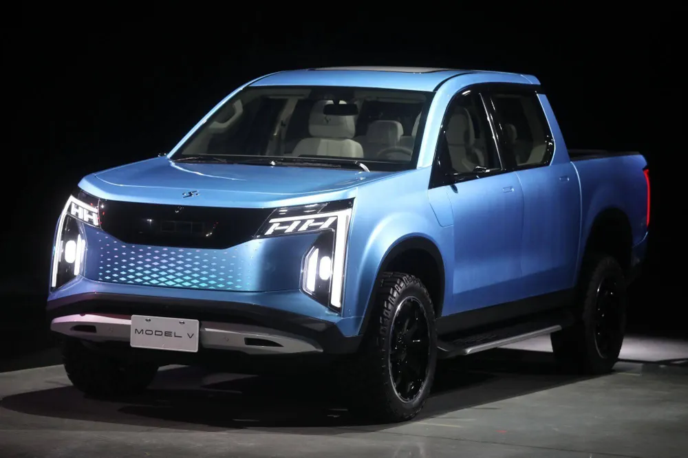 xe-ban-tai-dien-foxconn Xe bán tải điện Model V của Foxconn được công bố vào ngày 18-10-2022. Ảnh: Bloomberg