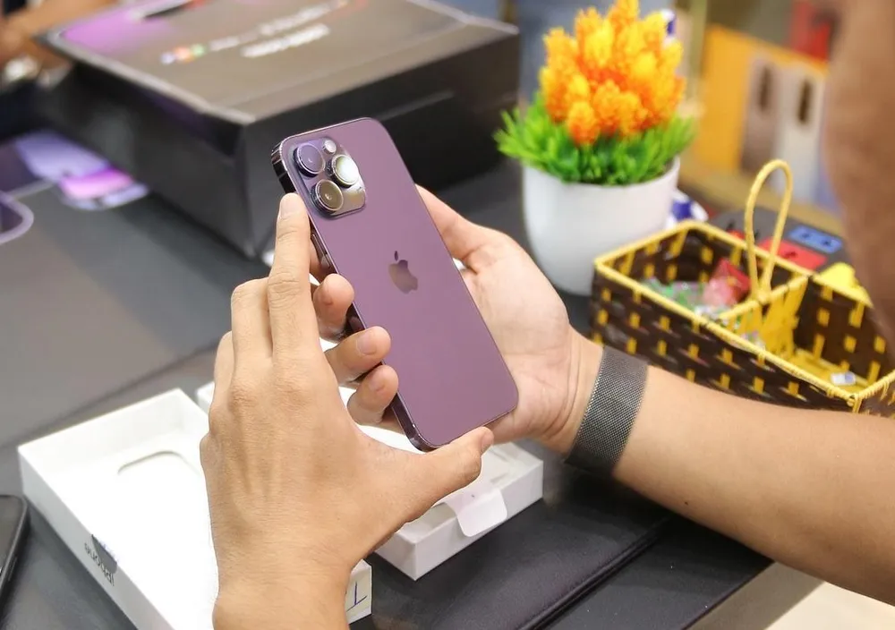 iphone-14-pro-max-mau-tim Người tiêu dùng chủ yếu chọn mua iPhone 14 Pro Max 128 GB màu tím. Ảnh: TIỂU MINH