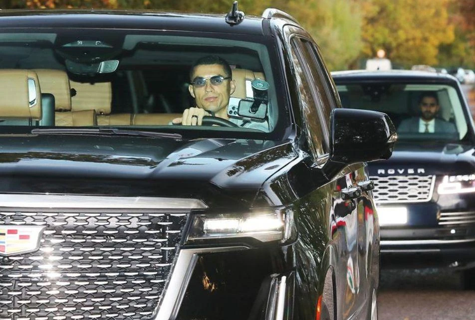 ronaldo-su-dung-iphone Hình ảnh lái xe đã vô tình để lộ thông tin về chiếc smartphone mà Cristiano Ronaldo đang sử dụng.