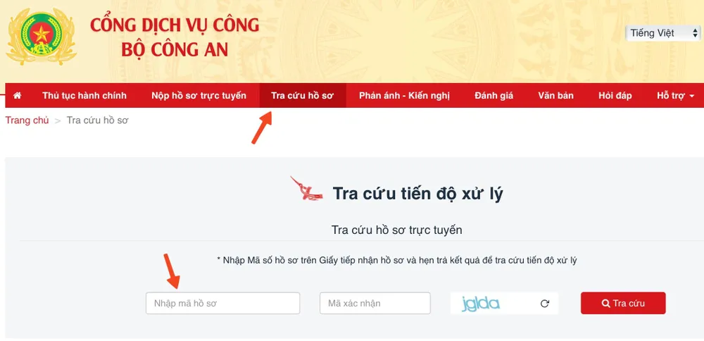 Kiểm tra tiến độ xử lý hồ sơ cấp hộ chiếu. Ảnh: MINH HOÀNG
