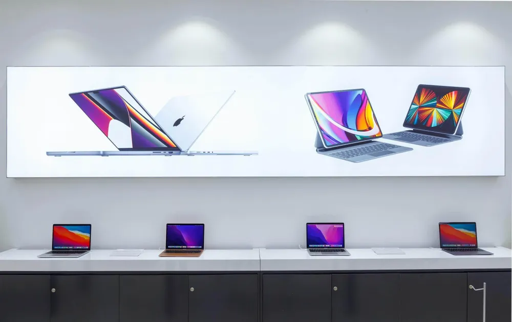 macbook-giam-gia Nhiều mẫu MacBook giảm giá mạnh trong ngày lễ độc thân 11-11. Ảnh: TIỂU MINH