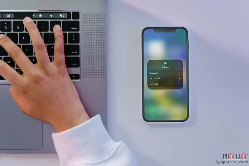 Apple ra mắt tính năng mới nhằm hạn chế thư rác. Ảnh: TIỂU MINH/Canva