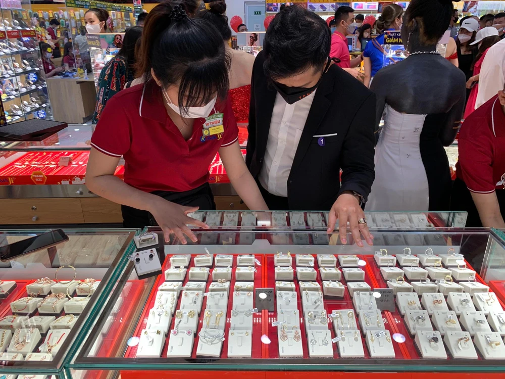 Giá vàng vẫn còn chịu nhiều ảnh hưởng từ việc lãi suất tăng. Ảnh: PHƯƠNG MINH