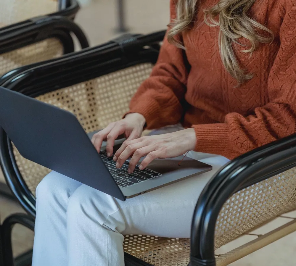 tim-kliem-nguoi-yeu-cu-tren-facebook-gay-nghien Việc tìm kiếm người yêu cũ thường xuyên sẽ gây nghiện. Ảnh: Pexels