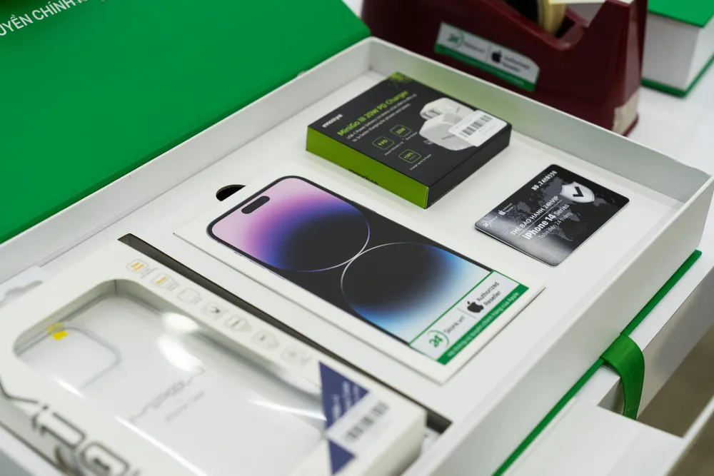 iPhone 14 Pro Max màu tím khan hàng tại nhiều hệ thống. Ảnh: TIỂU MINH