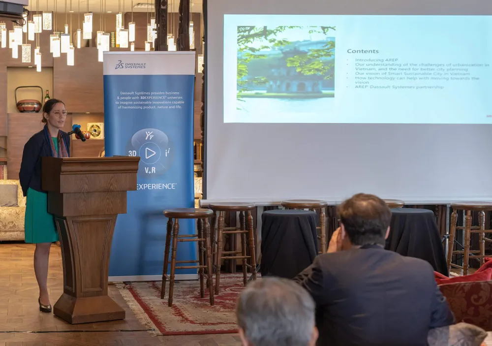 Bà Mélanie-Lan Doremus chia sẻ về việc xây dựng hạ tầng cho thành phố thông minh. Ảnh: TIỂU MINH