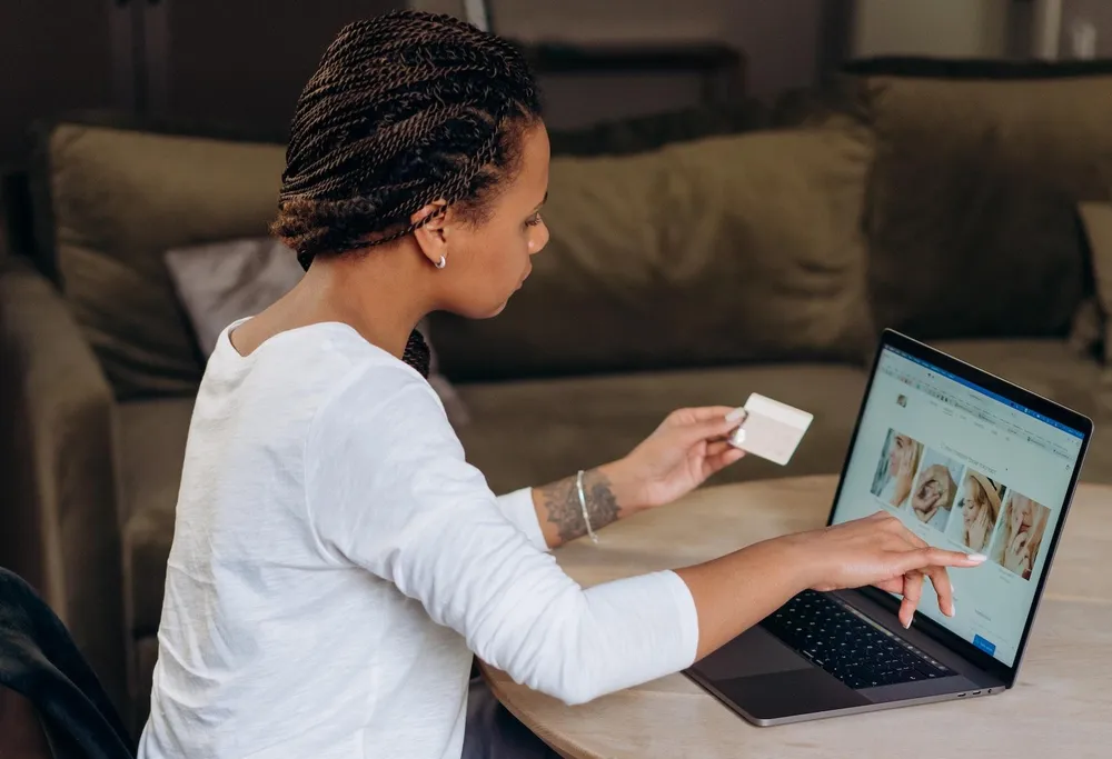 mua sắm trên các trang web quen thuộc