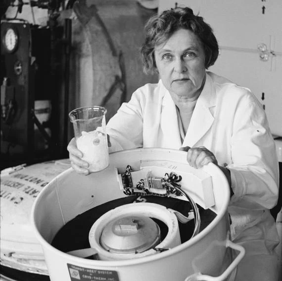 Mária-Telkes Mária Telkes bên cạnh một sáng kiến. Ảnh: Getty Images