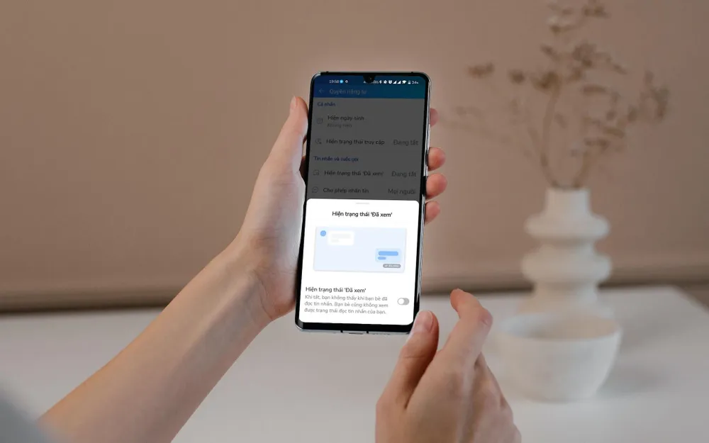 cach-am-tham-doc-tin-nhan-tren-canva Cách âm thầm đọc tin nhắn trên Zalo. Ảnh: MINH HOÀNG/Canva