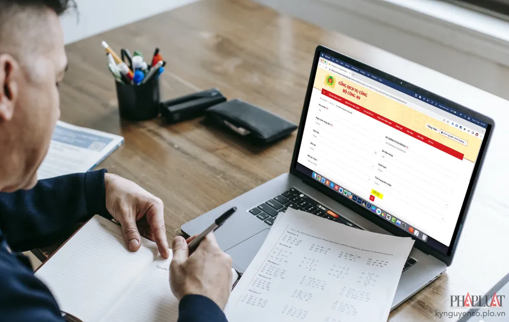 Cách tra cứu thông tin sổ hộ khẩu, thông tin cá nhân bằng căn cước công dân. Ảnh: MINH HOÀNG/Canva