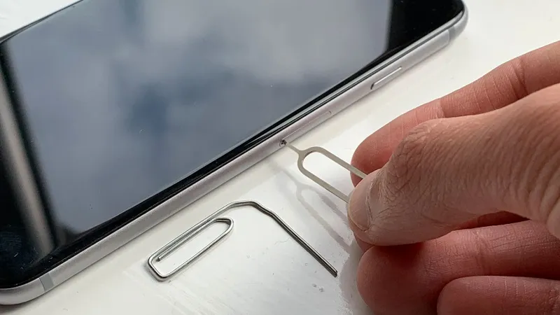 tháo thẻ sim và gắn lại