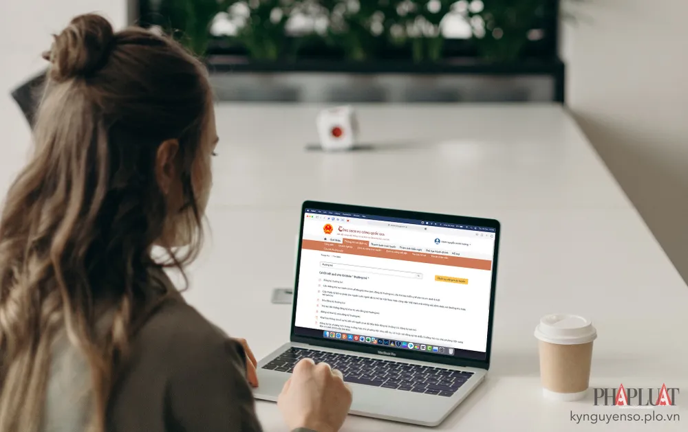 Thực hiện các dịch vụ công ngay tại nhà. Ảnh: MINH HOÀNG/Canva