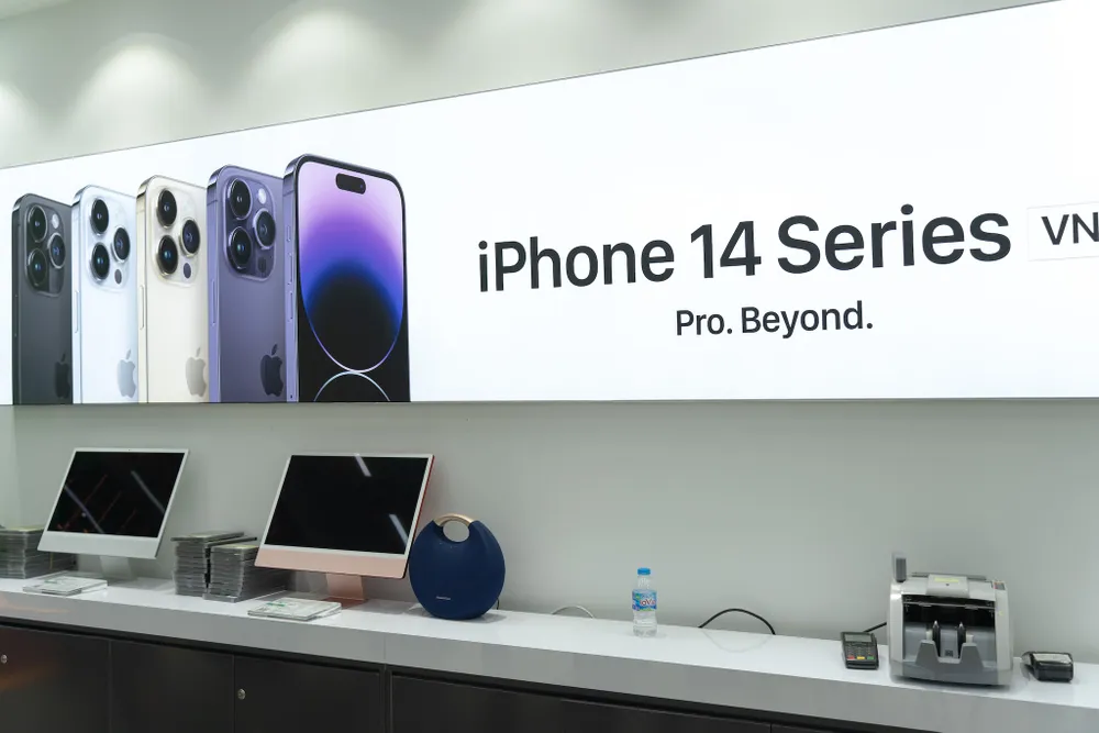 Nhiều mẫu iPhone được giảm giá mạnh tại các đại lý. Ảnh: TIỂU MINH