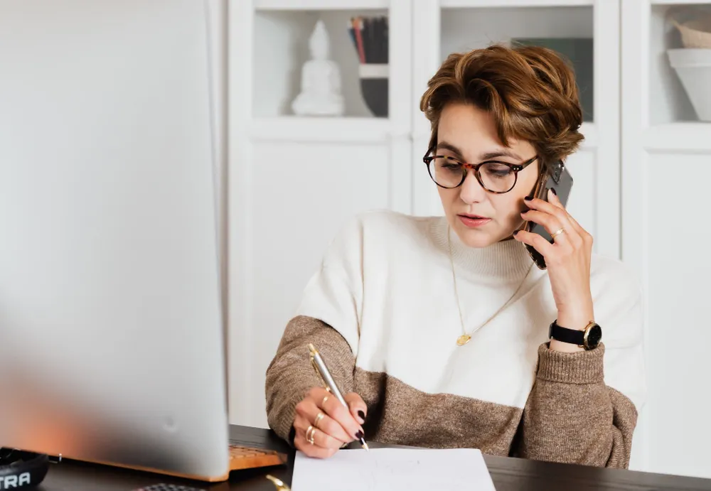 Nghe điện thoại không mất tiền, và bạn cũng không nên làm theo yêu cầu của kẻ gian. Ảnh: Pexels