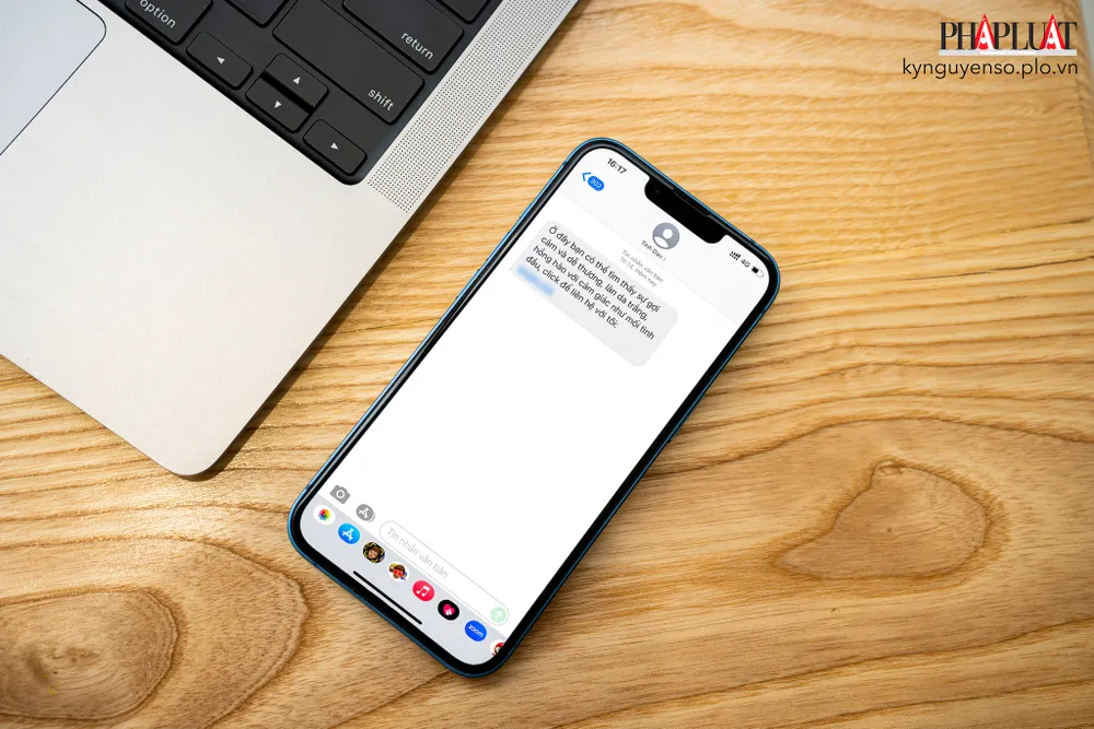 Tin nhắn 'tình đầu' dụ dỗ người dùng cài đặt ứng dụng nhạy cảm. Ảnh: TIỂU MINH