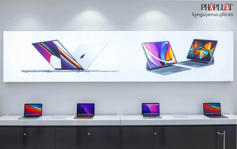 Nhiều mẫu MacBook cũ được giảm giá nhằm mở đường cho phiên bản mới. Ảnh: TIỂU MINH