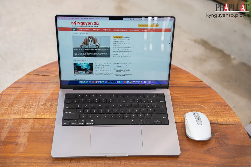 MacBook Pro 14 inch M2 series nổi bật với thời lượng pin lâu, hiệu suất cao, màn hình đẹp. Ảnh: TIỂU MINH