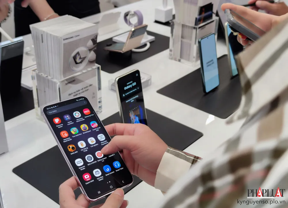 Trải nghiệm tận tay các sản phẩm cao cấp của Samsung. Ảnh: TIỂU MINH