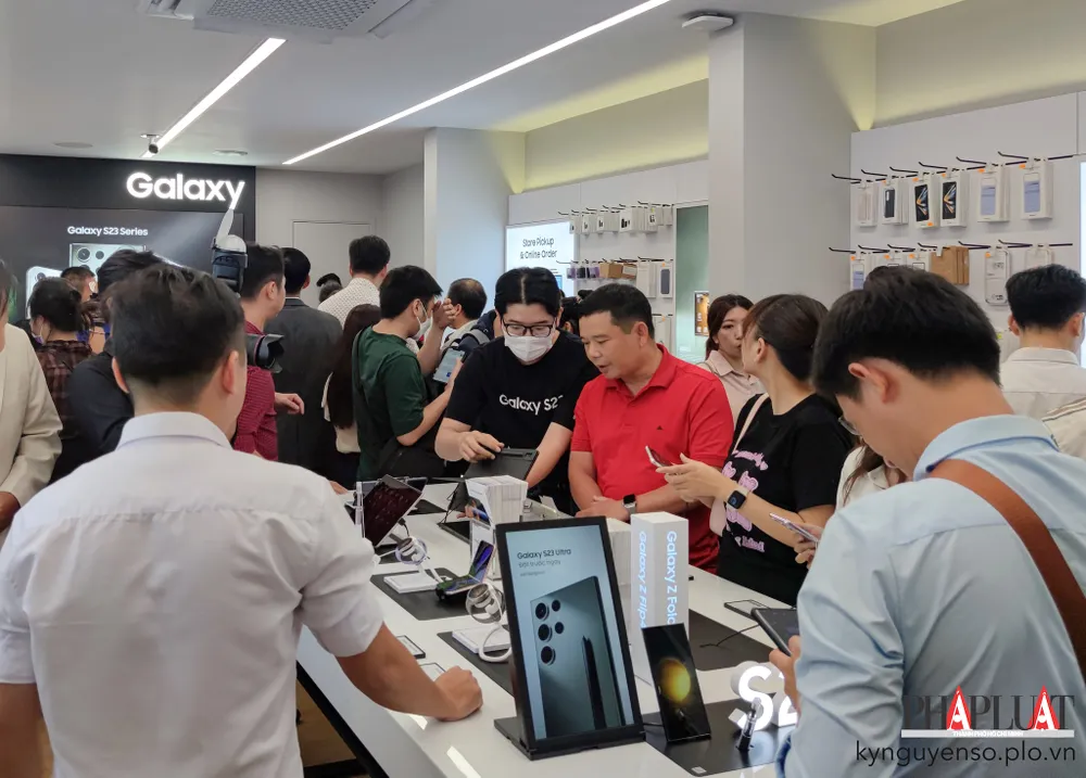 Mở cửa hàng trải nghiệm điện thoại riêng biệt đang là hướng đi mới. Ảnh: TIỂU MINH