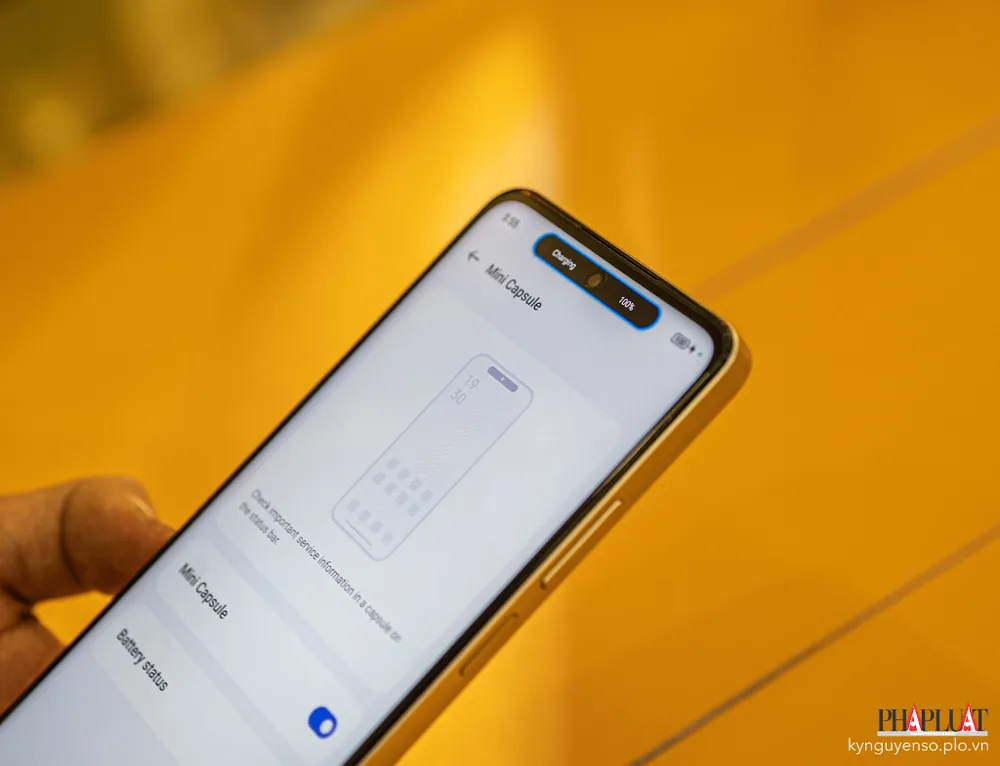Tính năng Mini Capsule trên realme C55 tương tự như Dynamic Island trên iPhone. Ảnh: TIỂU MINH