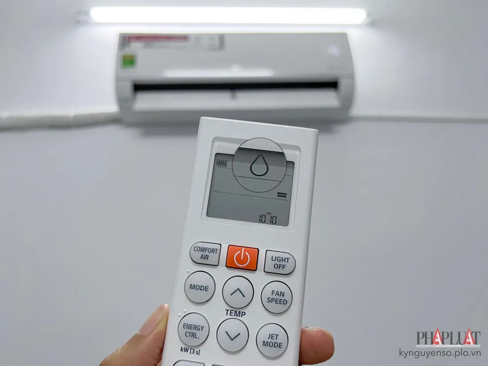 ve-sinh-luoi-loc-may-lanh-dinh-ky Vệ sinh lưới lọc máy lạnh định kỳ để cải thiện khả năng làm sạch không khí. Ảnh: TIỂU MINH