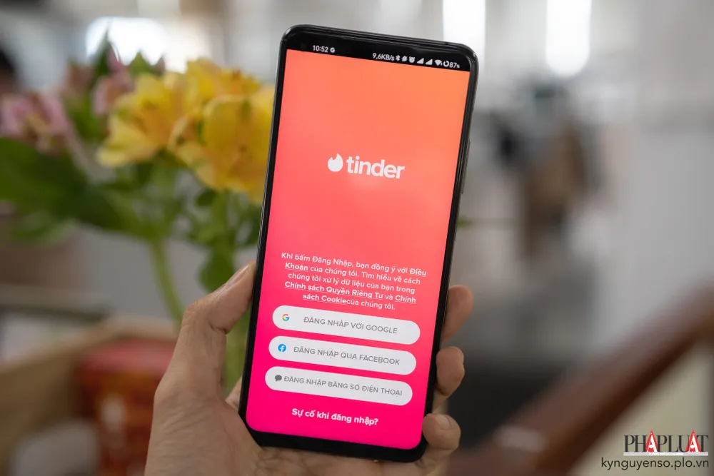 Người dùng vẫn có thể gặp rủi ro bị tấn công, lạm dụng khi hẹn hò trực tuyến. Ảnh: TIỂU MINH