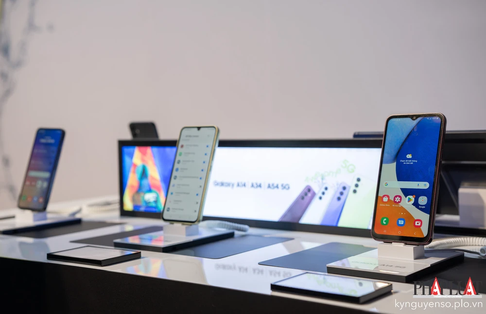 Nhiều mẫu điện thoại Samsung hiện đang được giảm giá mạnh. Ảnh: TIỂU MINH