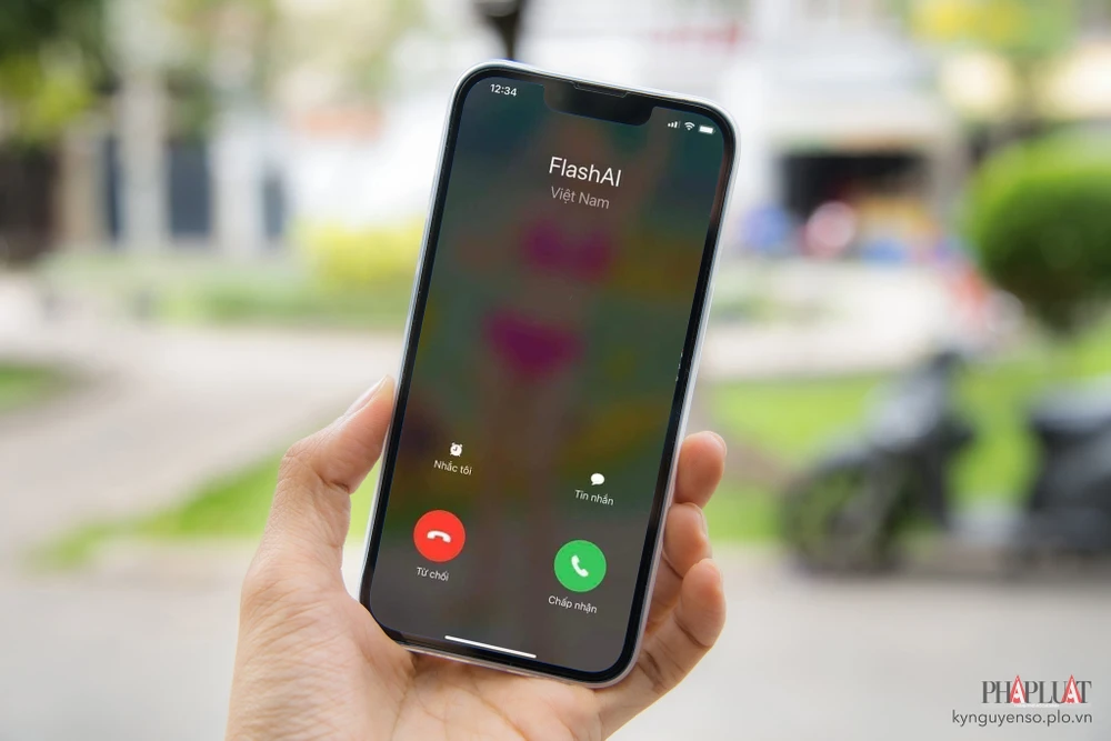 Không gọi lại vào các đầu số lạ và làm theo hướng dẫn của kẻ gian để tránh bị mất tiền. Ảnh: TIỂU MINH