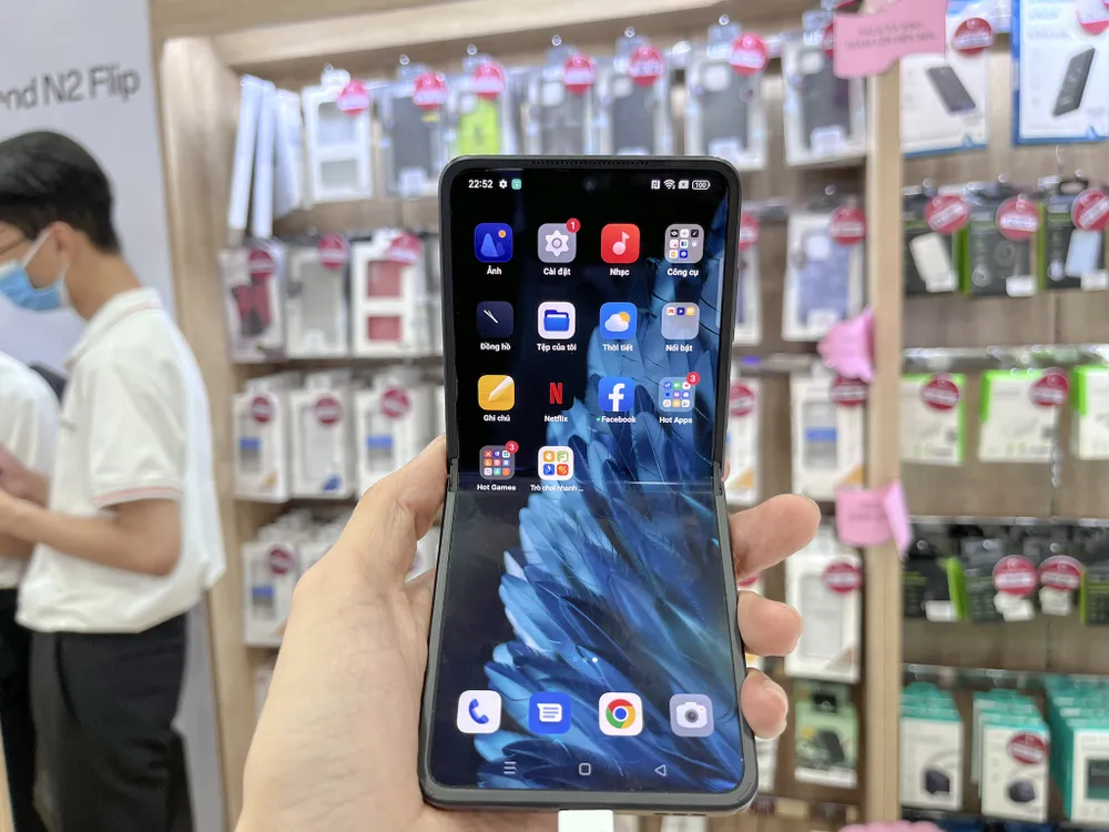 find-n2-flip Find N2 Flip có thiết kế khá ấn tượng với màn hình gập mở không nếp gấp. Ảnh: TIỂU MINH