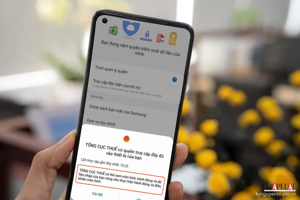 khong-cai-dat-cac-ung-dung-la-theo-yeu-cau-cua-ke-gian Không cài đặt các ứng dụng lạ theo yêu cầu của kẻ gian. Ảnh: TIỂU MINH