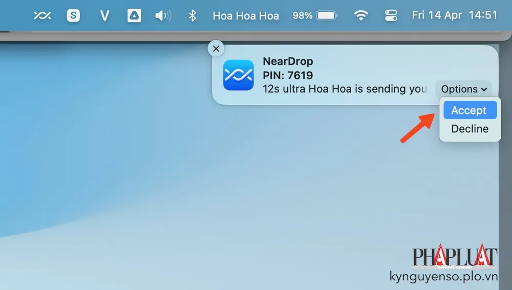 MacBook nhận dữ liệu từ điện thoại Android. Ảnh: TIỂU MINH