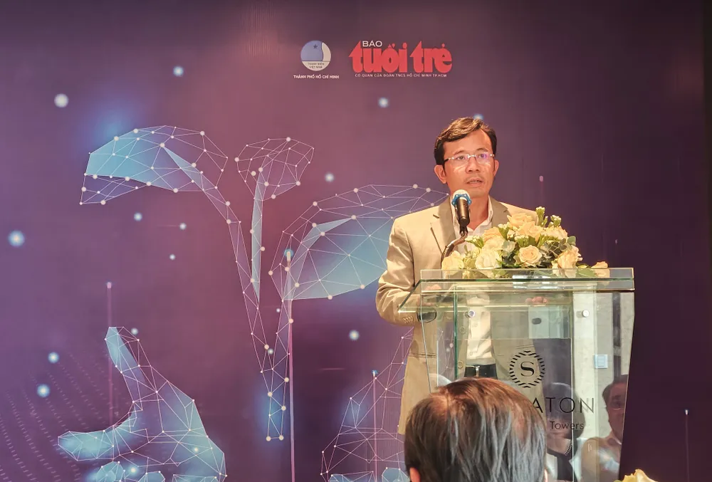 Nhà báo Trần Xuân Toàn, Phó TBT Báo Tuổi Trẻ cho biết điểm đặc biệt của chương trình năm nay là việc các start-up tự ứng cử tham gia giải thưởng. Ảnh: TIỂU MINH